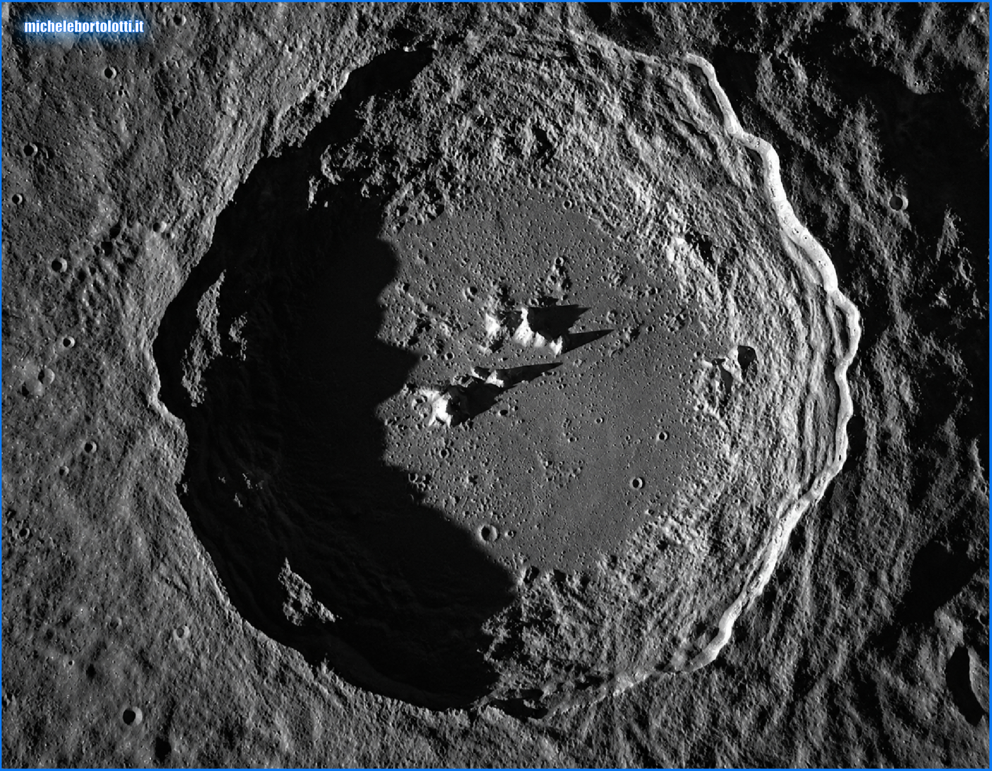 Foto della Luna ad alta risoluzione ripresa con telescopio, dettaglio del cratere Copernico e dei principali crateri della Luna in alta definizione. Immagine HD della superficie lunare con pareti terrazzate, picchi centrali e rilievi perfettamente visibili.