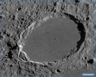 Fra i crateri della Luna più osservati dagli astrofili, il cratere Plato (Plato Crater) occupa una posizione privilegiata sul margine settentrionale del Mare Imbrium. Il suo pavimento basaltico, insolitamente scuro rispetto ai rilievi circostanti, lo rende immediatamente riconoscibile anche durante le osservazioni visuali. In questa foto Luna alta risoluzione, realizzata con la Luna con telescopio, è possibile distinguere le imponenti pareti del cratere e le sottili variazioni di luminosità che caratterizzano il suo interno. L'immagine, acquisita in Luna HD e proposta in luna alta definizione, rappresenta un valido riferimento per chi desidera conoscere meglio il cratere della Luna Plato e approfondire l'osservazione delle principali formazioni del nostro satellite naturale.